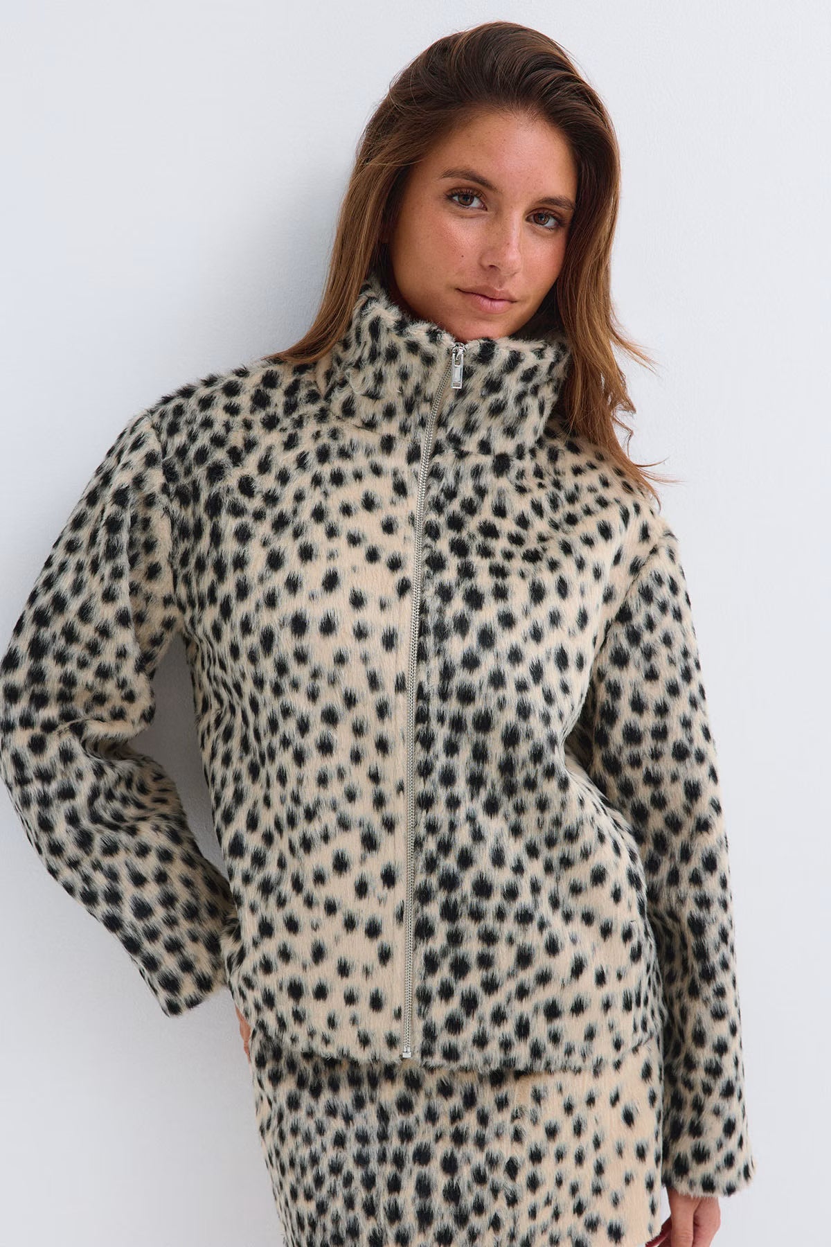 Veste Sofia léopard portée de face, col montant zippé