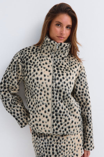 Veste Sofia léopard portée de face, col montant zippé
