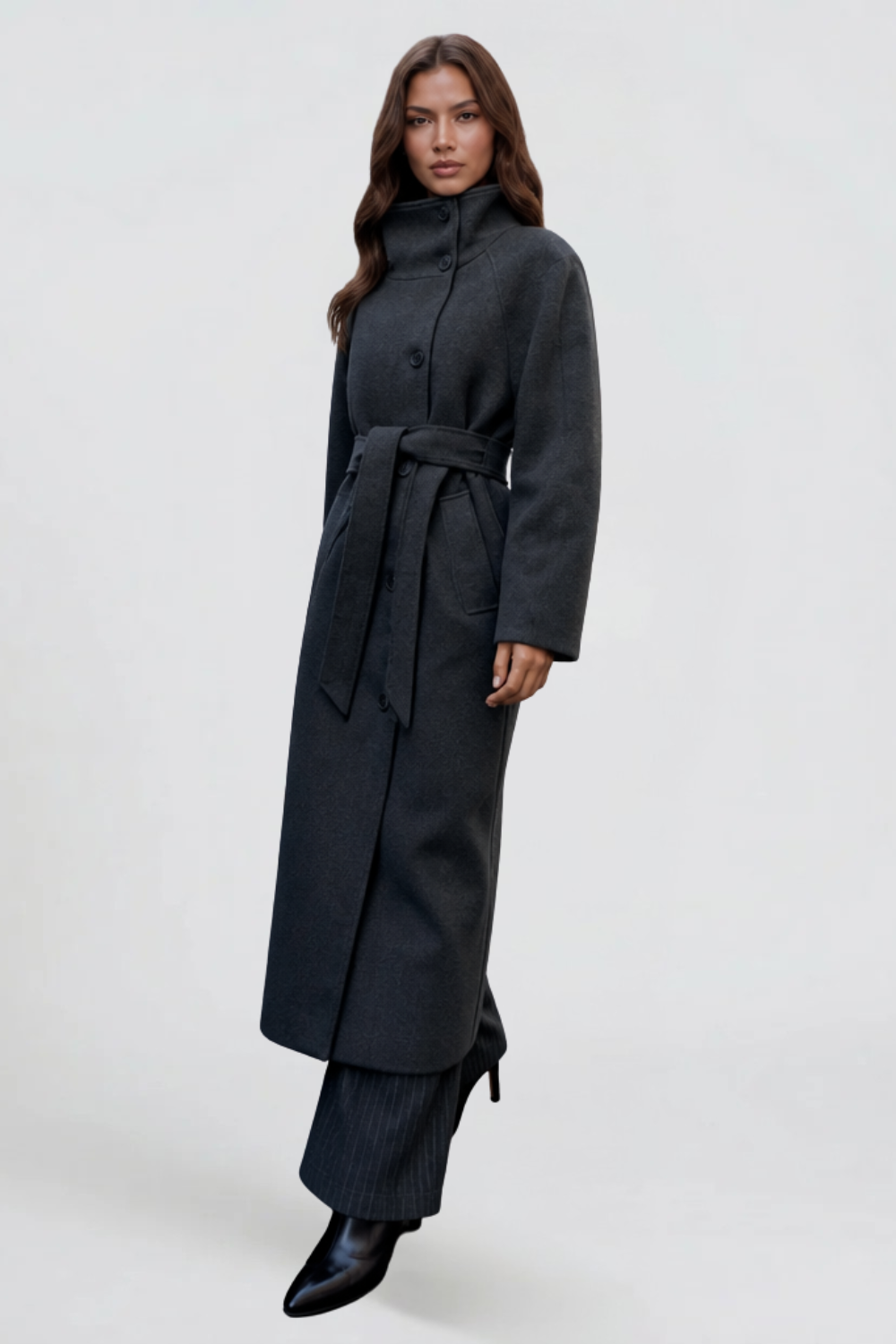 Manteau Adriana gris foncé porté de profil